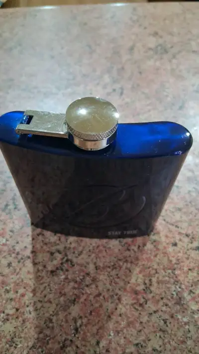Petaca metálica azul con grabado Ballantines - miniatura 2