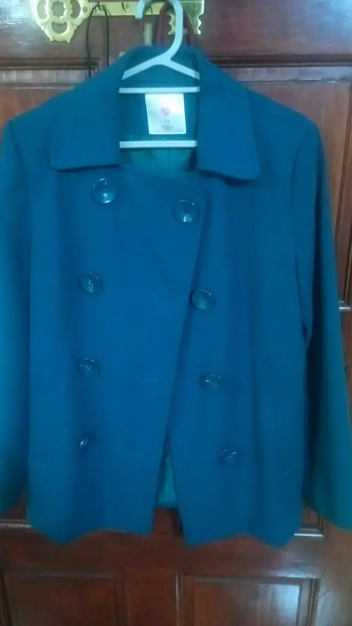 Abrigo azul de mujer con botones grandes - 1