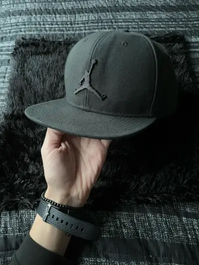 Gorra negra Jordan con logo bordado - miniatura 1