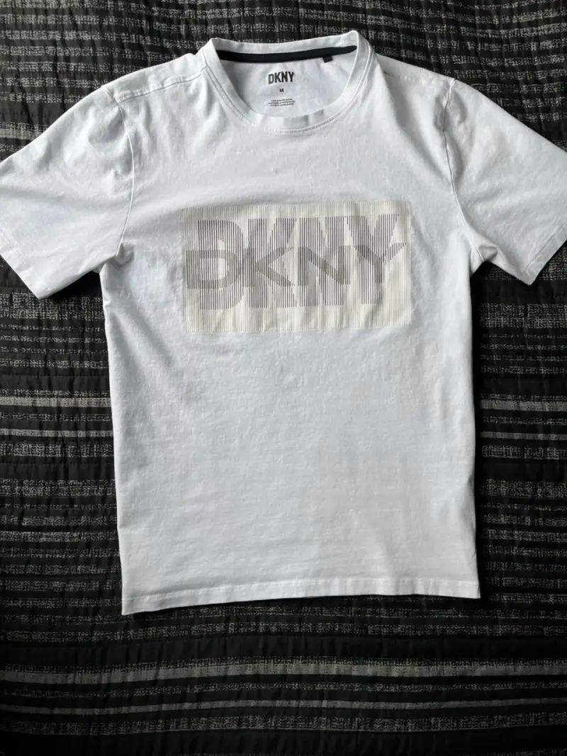 Polera blanca DKNY para hombre talla M - 1