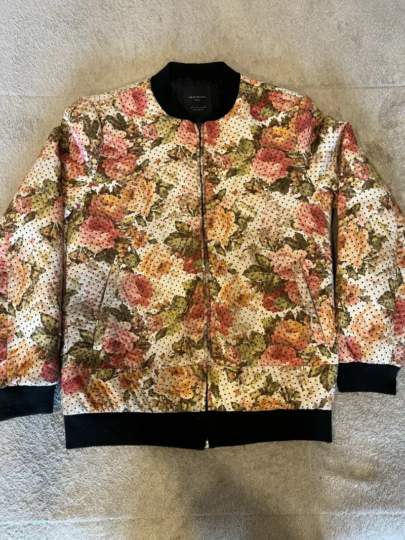 Chaqueta bomber floral Trafaluc Zara - 2