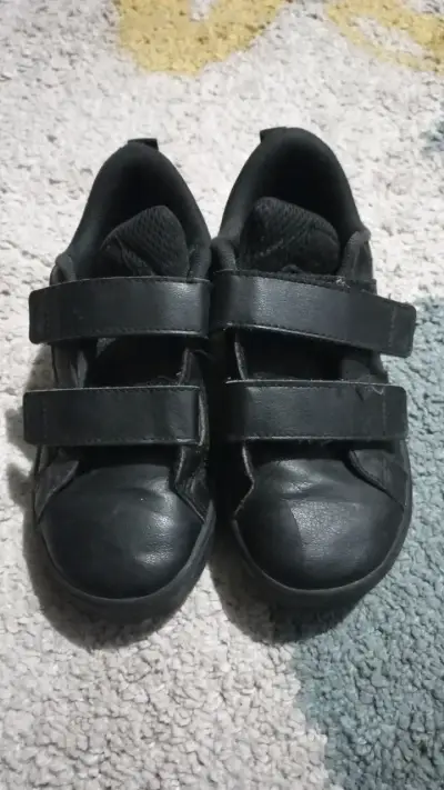 Zapatillas negras para niños con velcro - miniatura 1