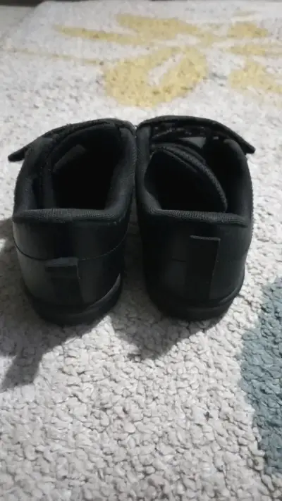 Zapatillas negras para niños con velcro - miniatura 3