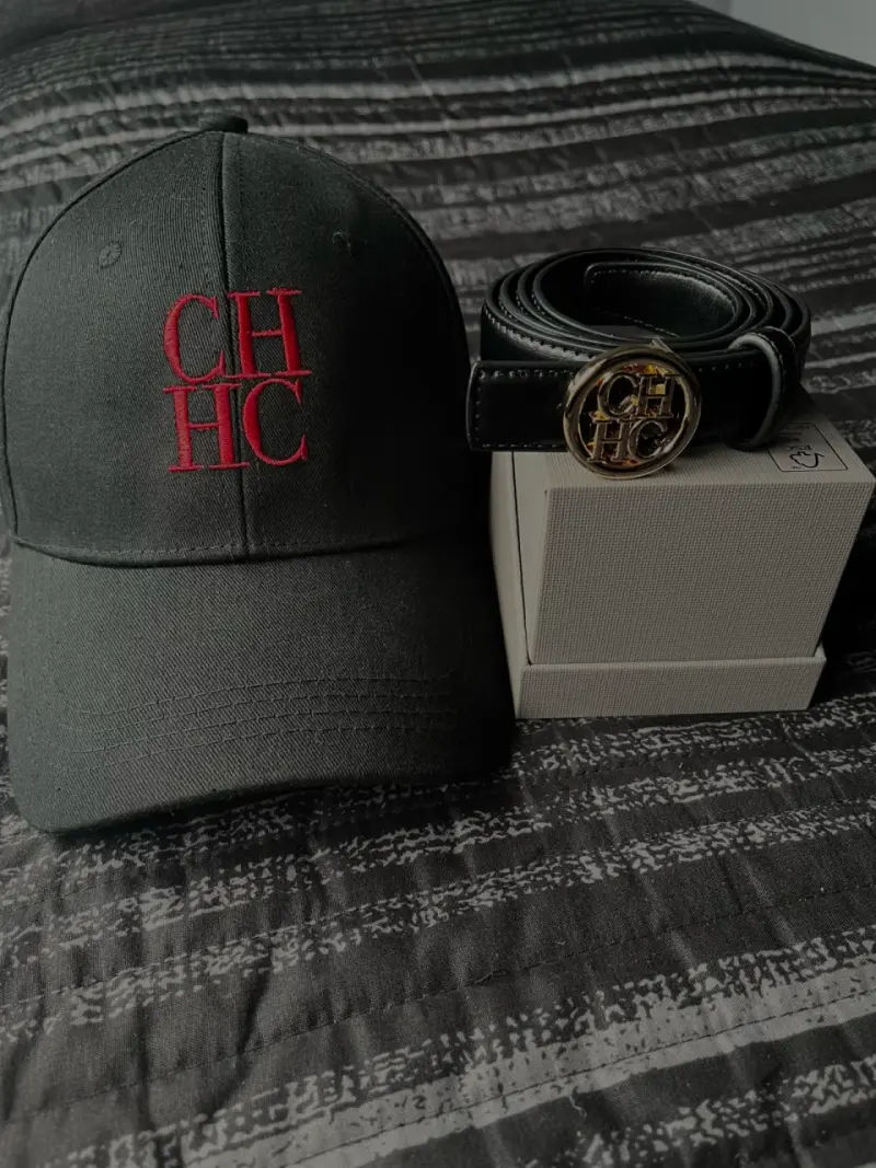 Set de gorra y cinturón CH en negro