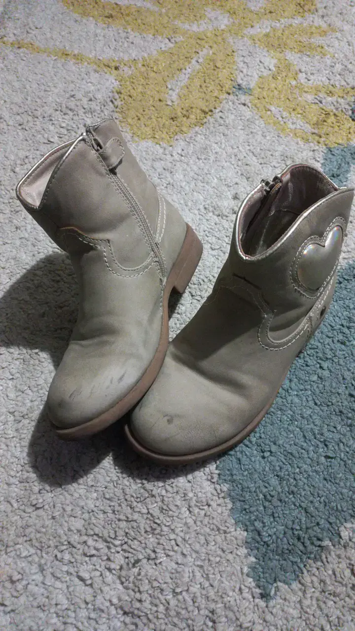 Botines de cuero gris para niña con diseño de corazón - 1