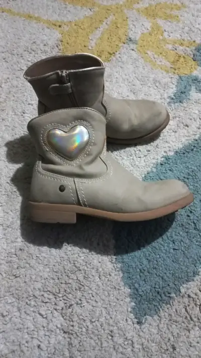 Botines de cuero gris para niña con diseño de corazón - miniatura 3