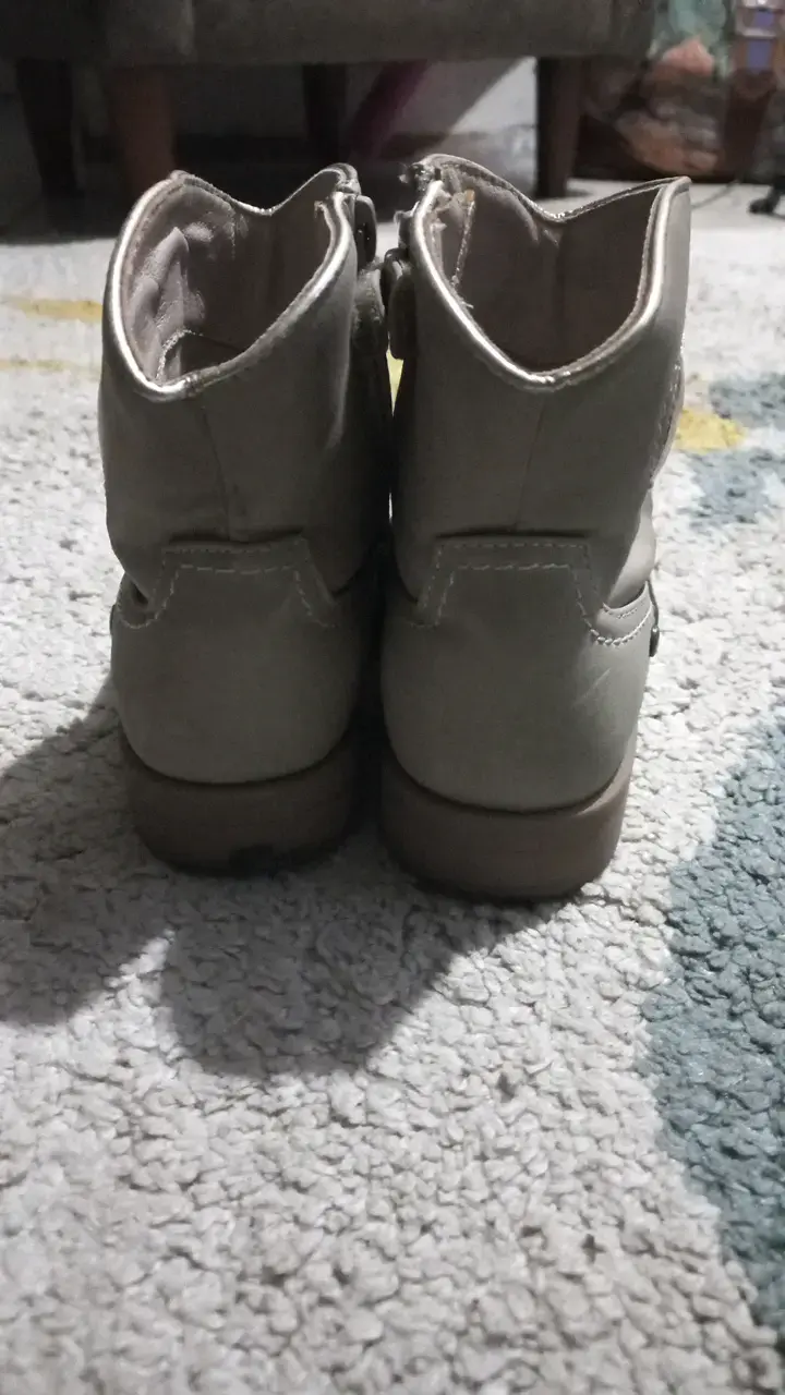 Botines de cuero gris para niña con diseño de corazón - 4