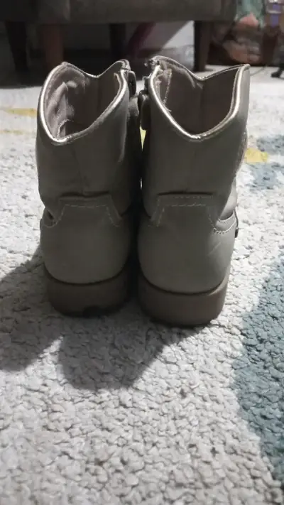 Botines de cuero gris para niña con diseño de corazón - miniatura 4