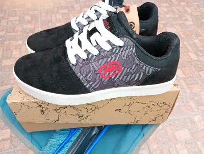 Zapatillas urbanas negras con diseño gráfico - miniatura 1