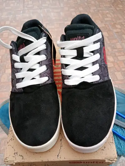 Zapatillas urbanas negras con diseño gráfico - miniatura 2