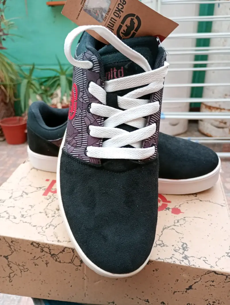 Zapatillas urbanas negras con diseño gráfico - 3