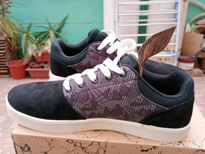 Zapatillas urbanas negras con diseño gráfico - 4