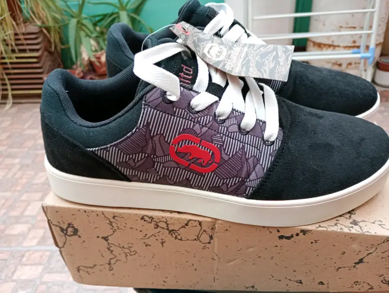 Zapatillas urbanas negras con diseño gráfico - 5