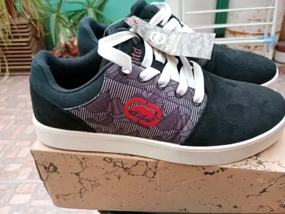 Zapatillas urbanas negras con diseño gráfico - miniatura 5