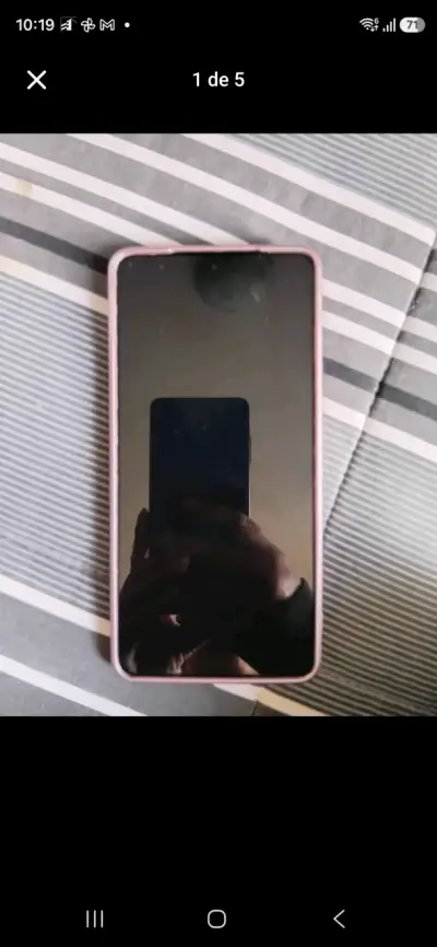 Smartphone con funda rosa en buen estado - miniatura 1