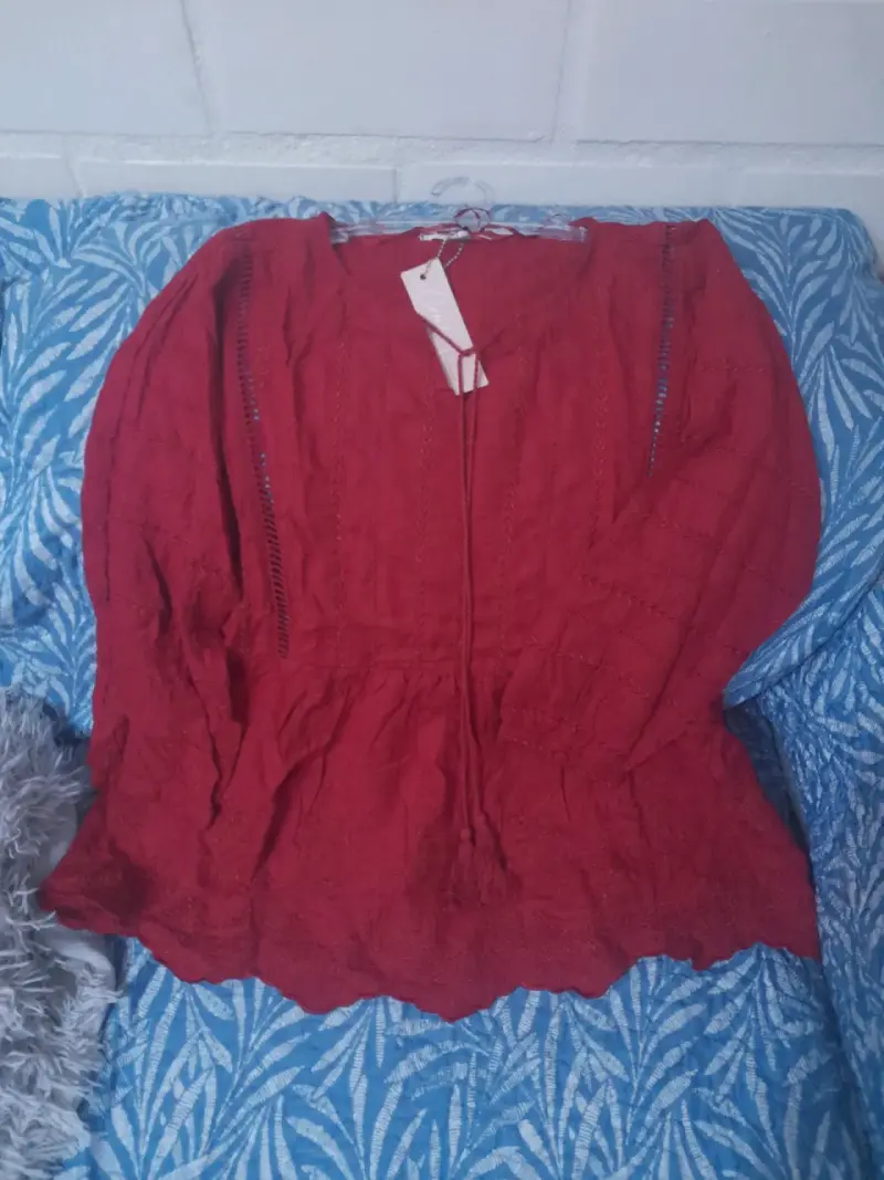 Blusa roja de encaje con mangas largas - 2