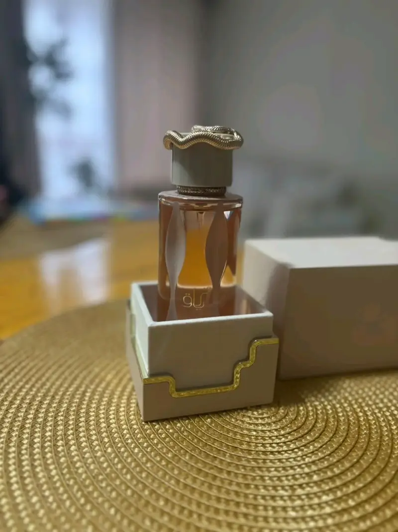 Perfume de lujo con diseño elegante - 1