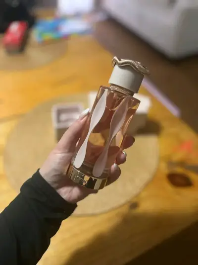 Perfume de lujo con diseño elegante - miniatura 2