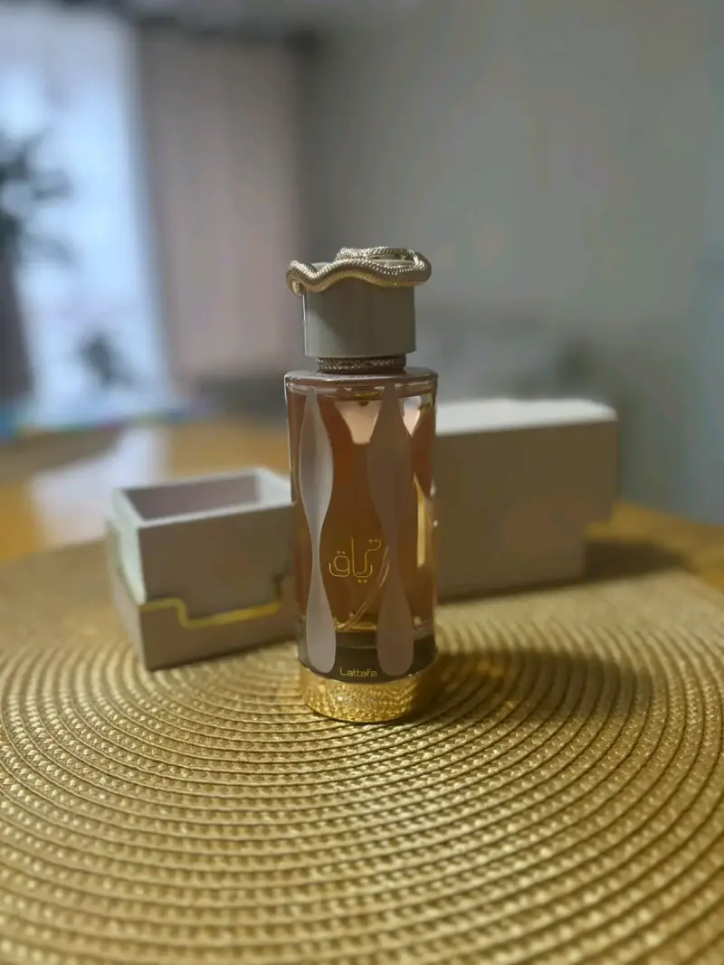 Perfume de lujo con diseño elegante - 3