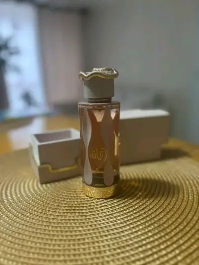 Perfume de lujo con diseño elegante - miniatura 3