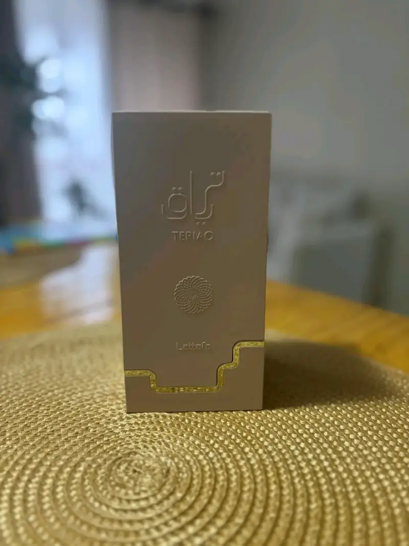 Perfume de lujo con diseño elegante - 5