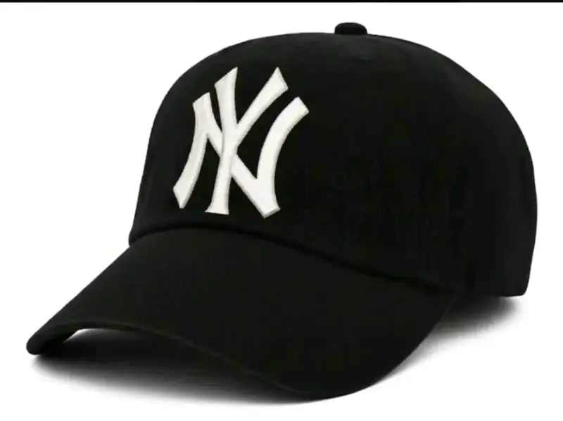Gorra negra con logo NY bordado