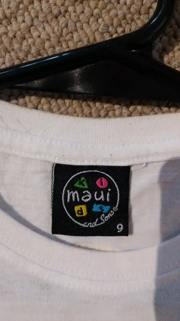 Polera blanca Maui con diseño colorido - 3