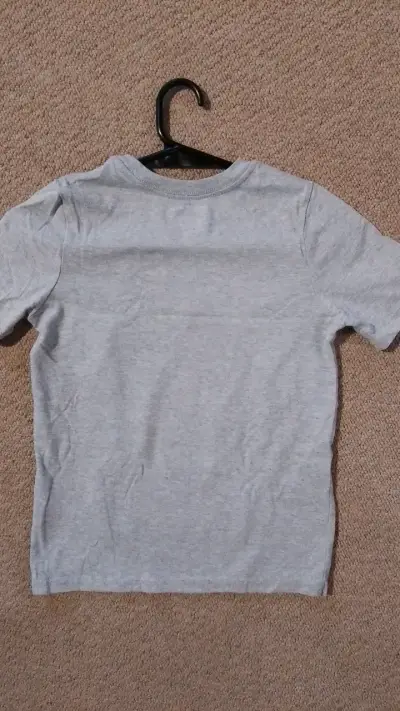 Polera infantil gris con diseño de dinosaurio - miniatura 3