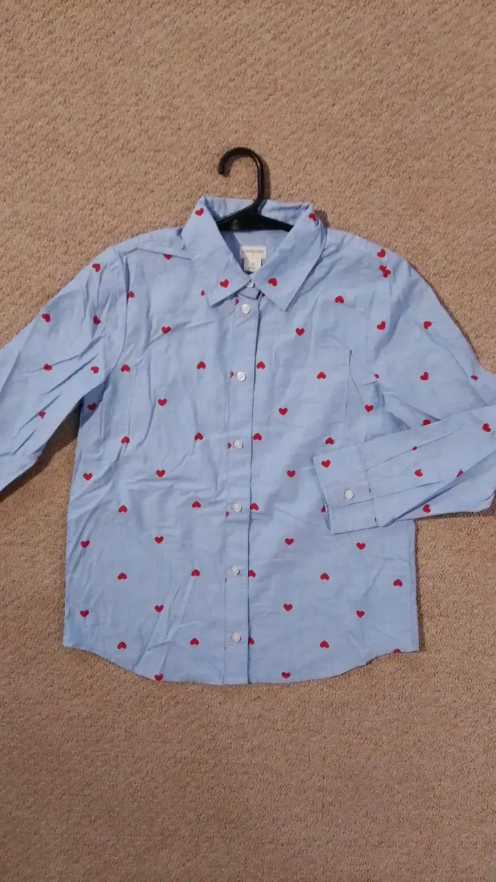 Camisa azul con estampado de corazones para niños - 1
