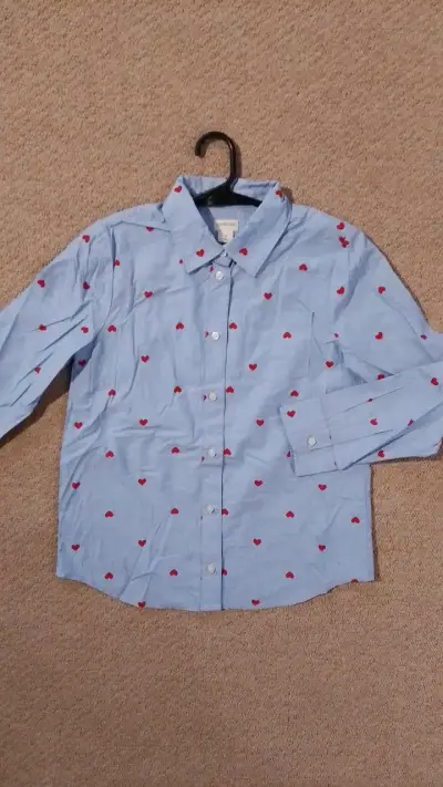 Camisa azul con estampado de corazones para niños - miniatura 1