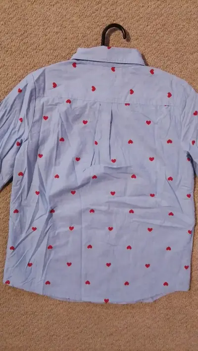 Camisa azul con estampado de corazones para niños - miniatura 3