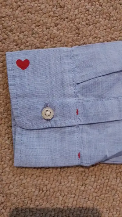 Camisa azul con estampado de corazones para niños - miniatura 4