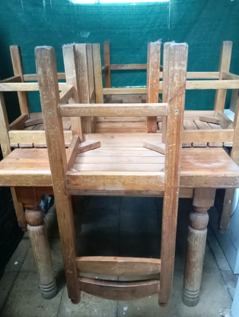 Juego de mesa y sillas de madera - 1