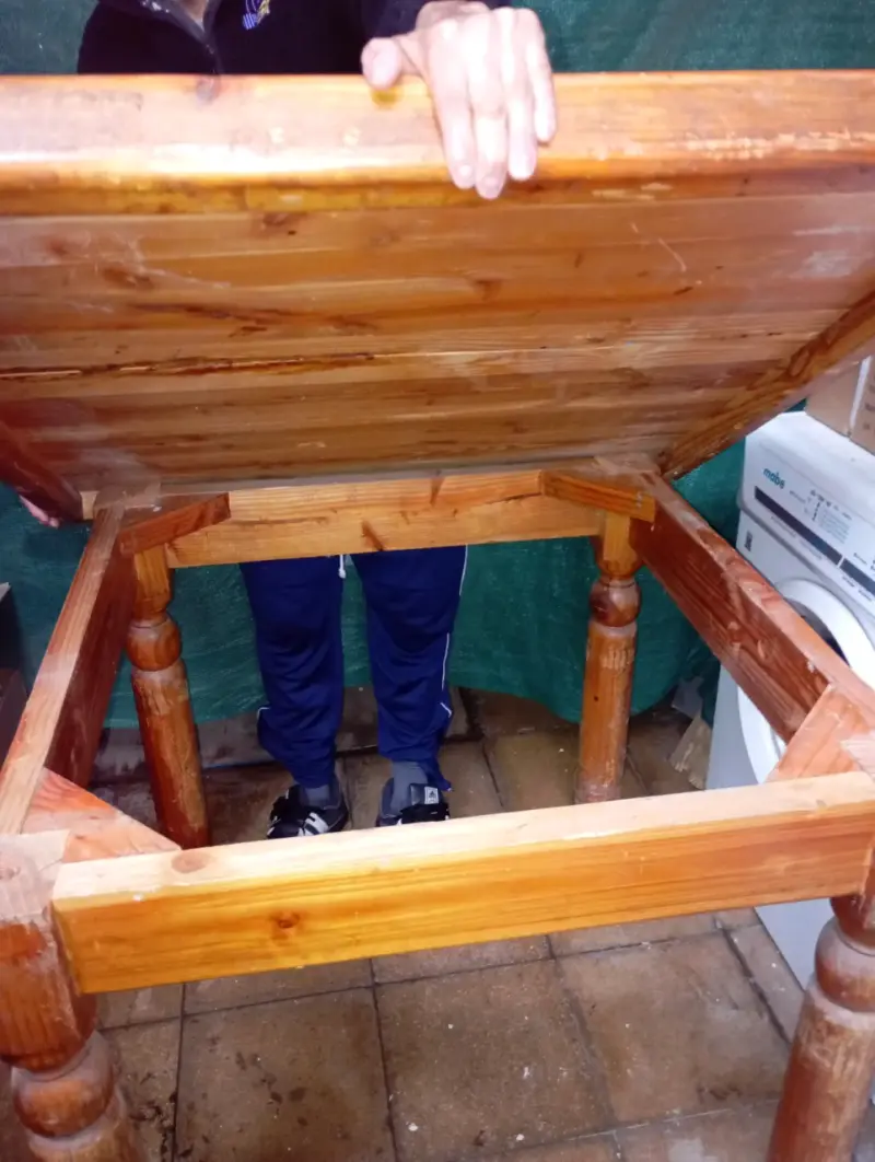 Juego de mesa y sillas de madera - 2