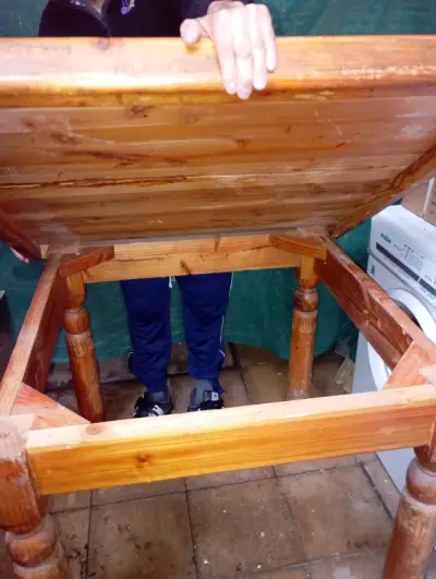 Juego de mesa y sillas de madera - miniatura 2