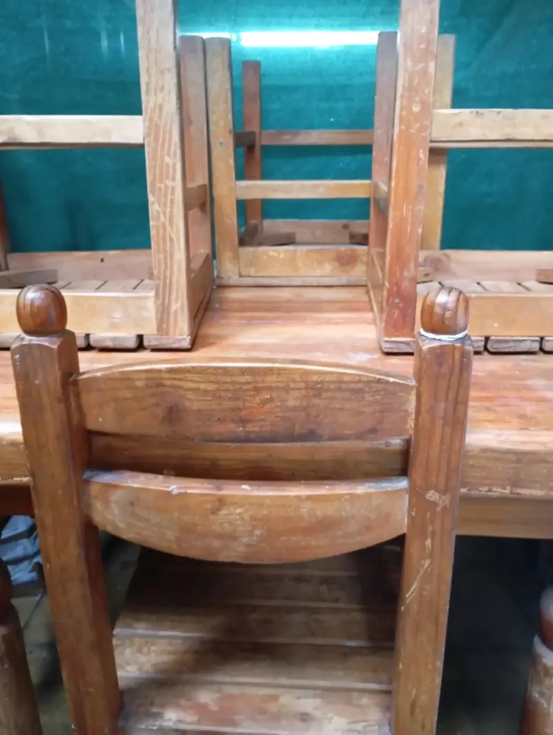 Juego de mesa y sillas de madera - 3