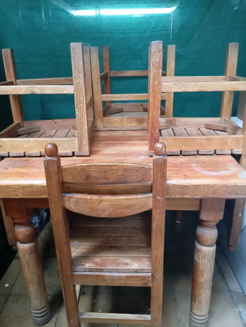 Juego de mesa y sillas de madera - 4