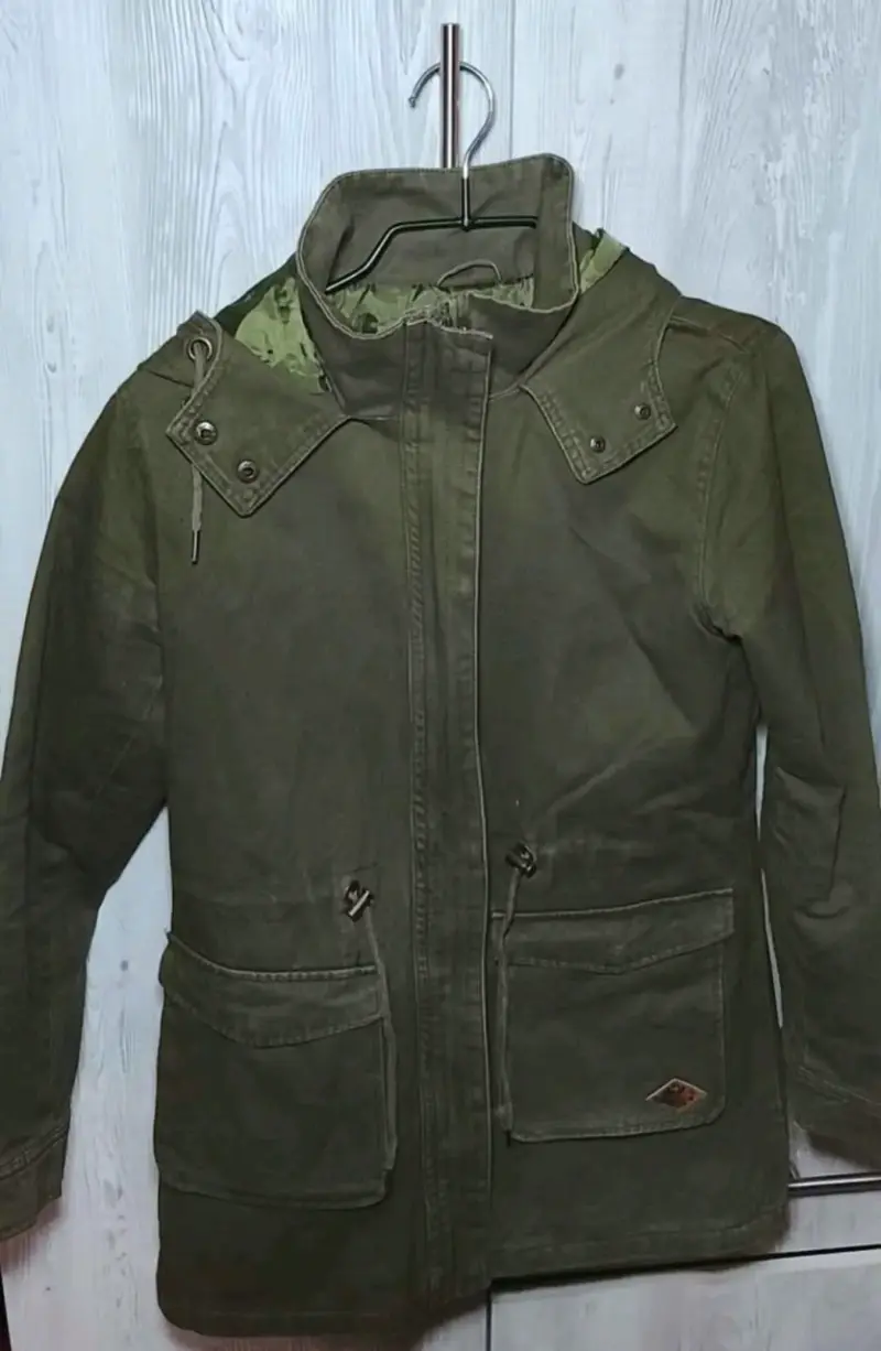 Abrigo verde militar con capucha desmontable