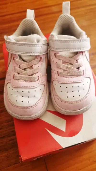 Zapatillas deportivas para bebé color rosa y blanco - miniatura 1