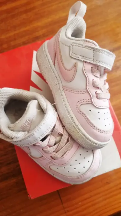 Zapatillas deportivas para bebé color rosa y blanco - miniatura 2