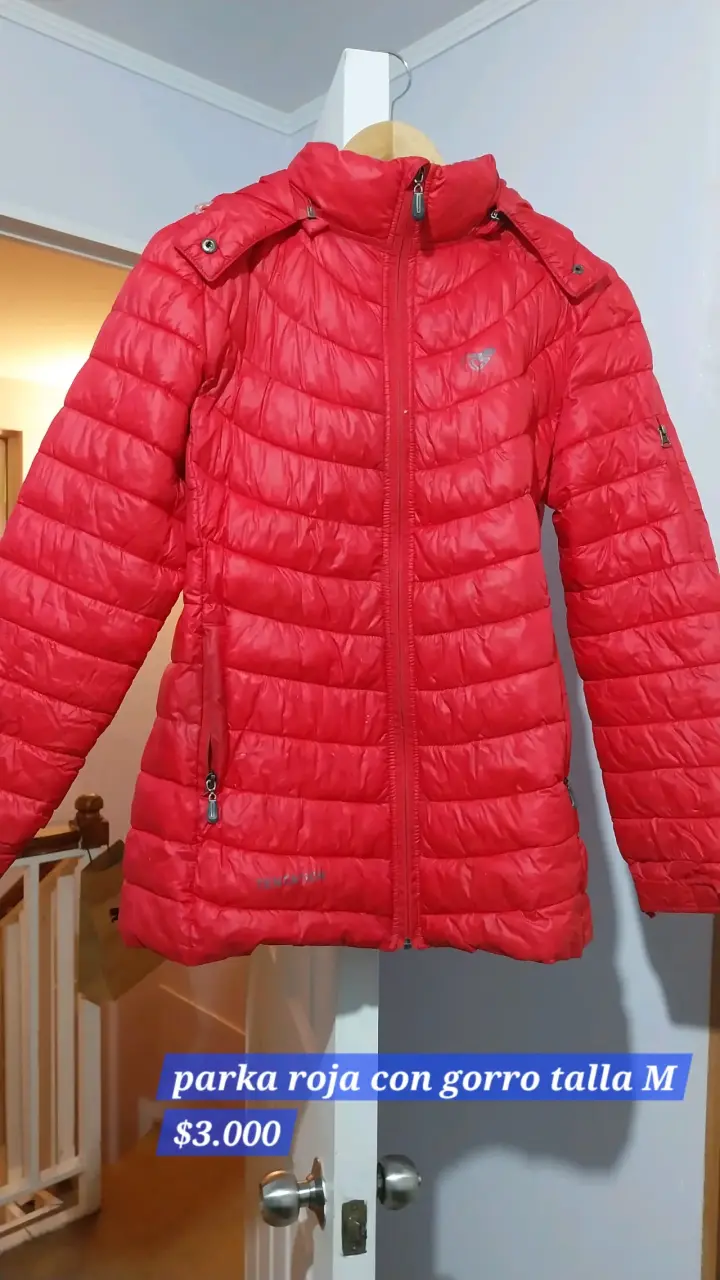 Parka roja con gorro talla M