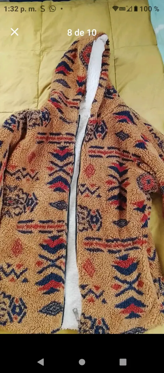 Corderito de lana con capucha y diseño étnico