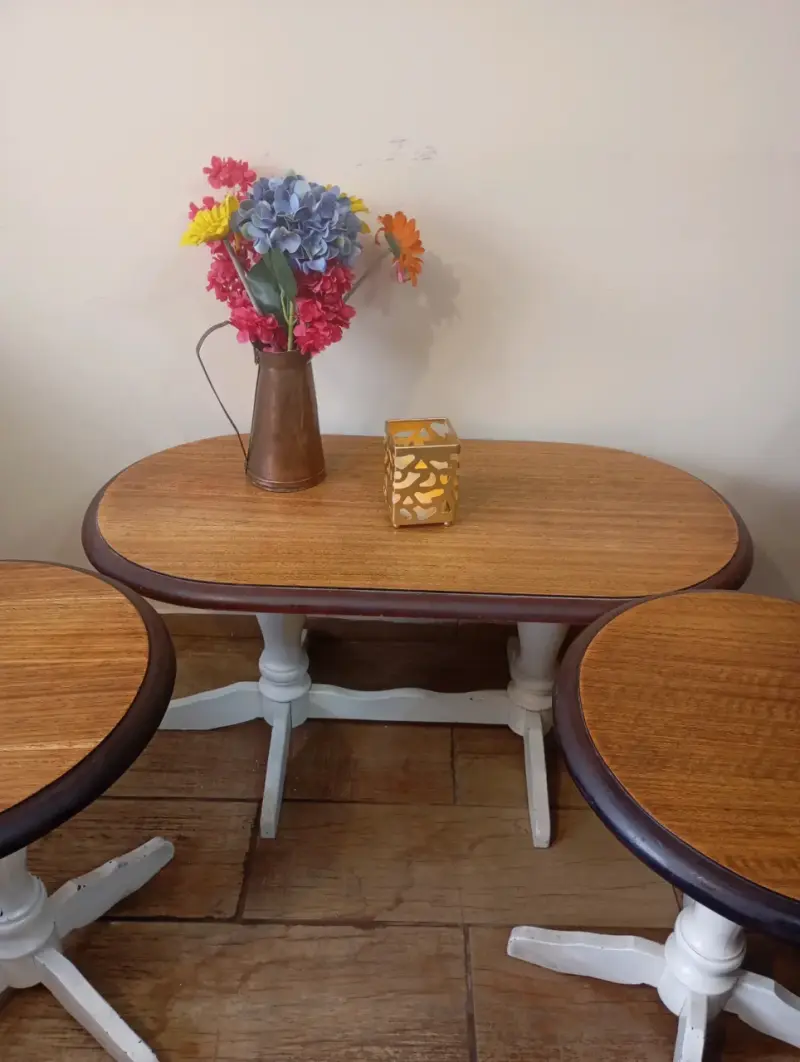 Juego de mesa y taburetes de madera - 1