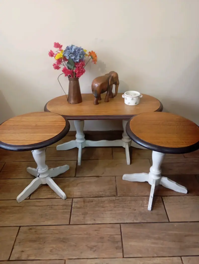Juego de mesa y taburetes de madera - 2