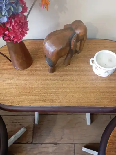 Juego de mesa y taburetes de madera - miniatura 3