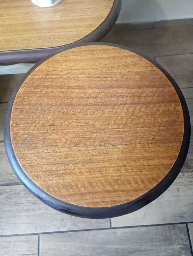 Juego de mesa y taburetes de madera - 6