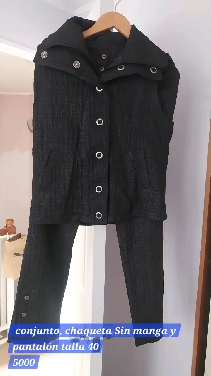 Conjunto chaqueta sin mangas y pantalón talla 40