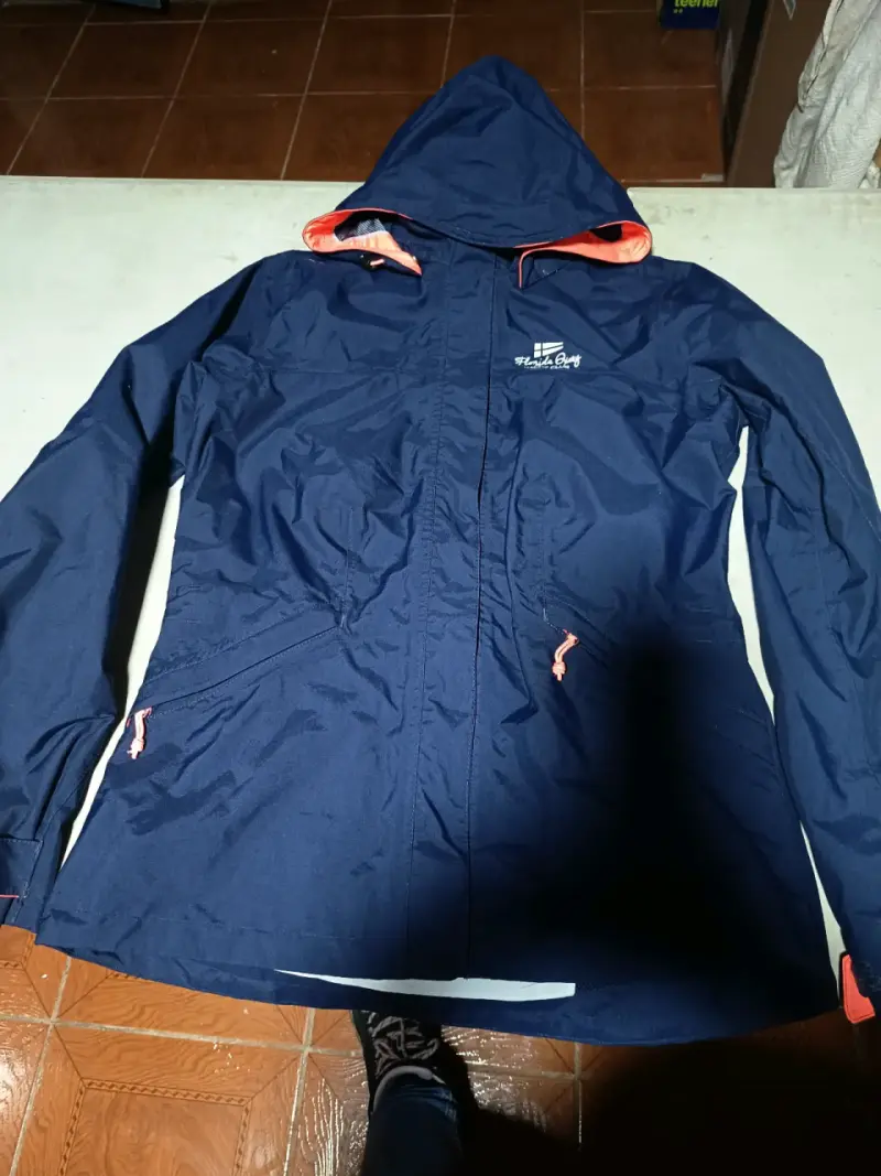 Chaqueta impermeable azul con capucha - 1