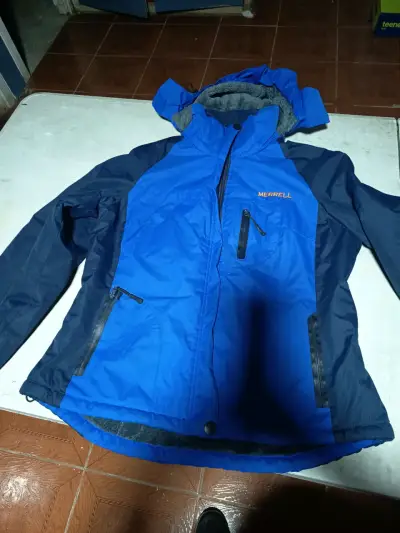 Chaqueta impermeable azul con capucha - miniatura 3