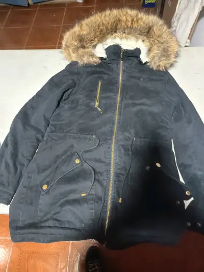 Chaqueta impermeable azul con capucha - miniatura 4